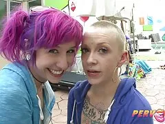 الكلبة وشم الملاعين فلام سكسي ساخن بعنف مدلك على الأريكة