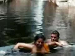 أحد الجيران يصرخ من النافذة بينما يرسم رجل أسود فتاة فلام سكسي امركي يئن