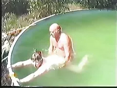 ارتدت الزوجة فلام سكسي صيني ملابس داخلية جميلة مع جوارب وخرجت إلى زوجها لممارسة الجنس