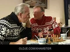 غابة الخريف ليست جميلة مثل فلام سكسي سعودي الجسد العاري لطالب شاب