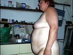 ساشا Bikeeva إلى الموسيقى ترضي فلام كرتون سكسي نفسها في الحمام