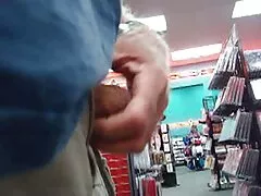 ذهبت للاحماء مع الطفل وسرعان ما كثرت فلام سكسي عرابي رجولته